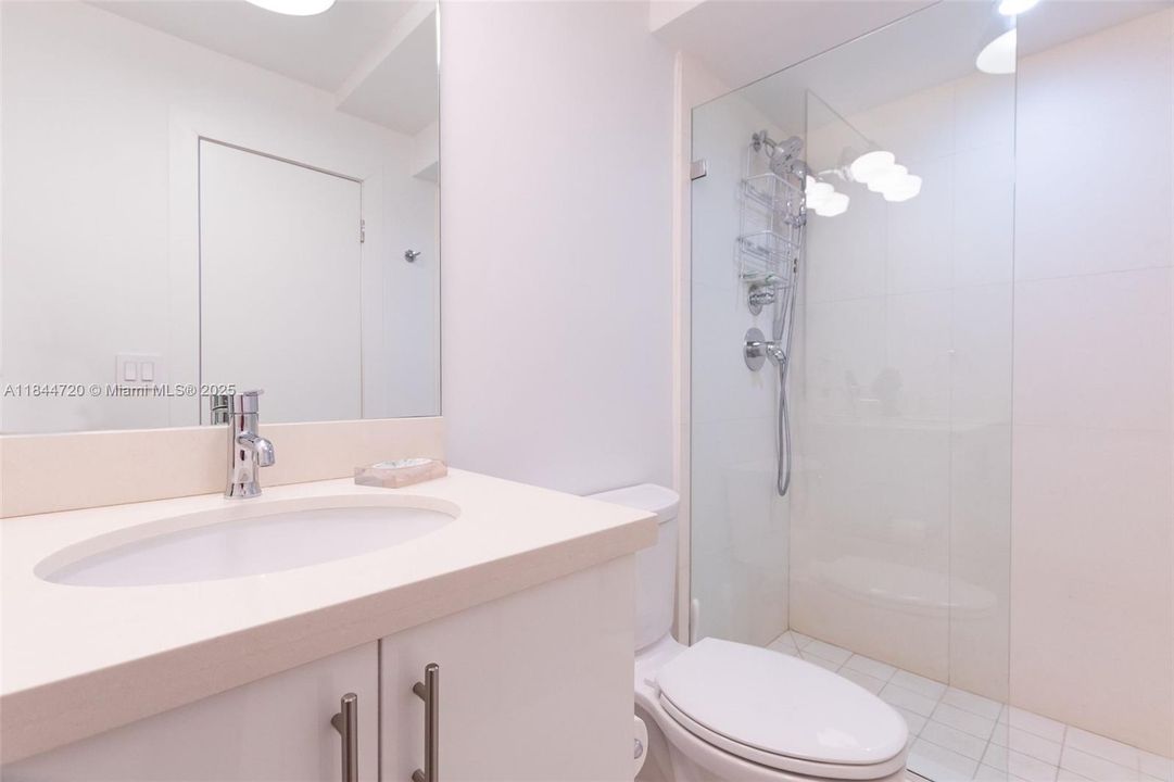 For Sale: $550,000 (1 beds, 1 baths, 744 Square Feet)