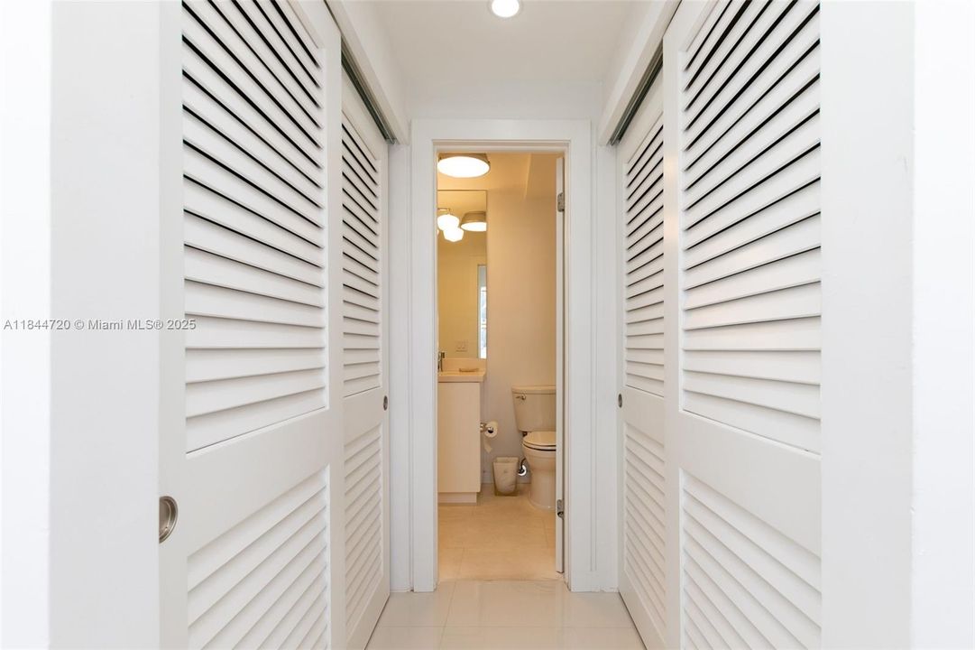 For Sale: $550,000 (1 beds, 1 baths, 744 Square Feet)