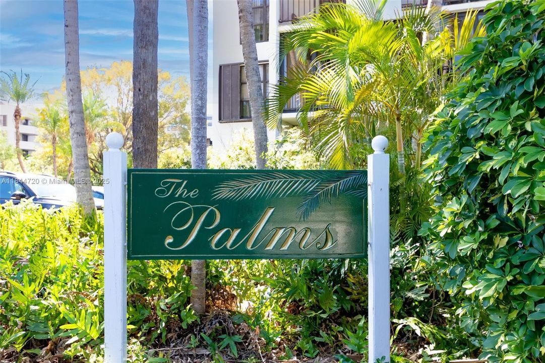 For Sale: $550,000 (1 beds, 1 baths, 744 Square Feet)