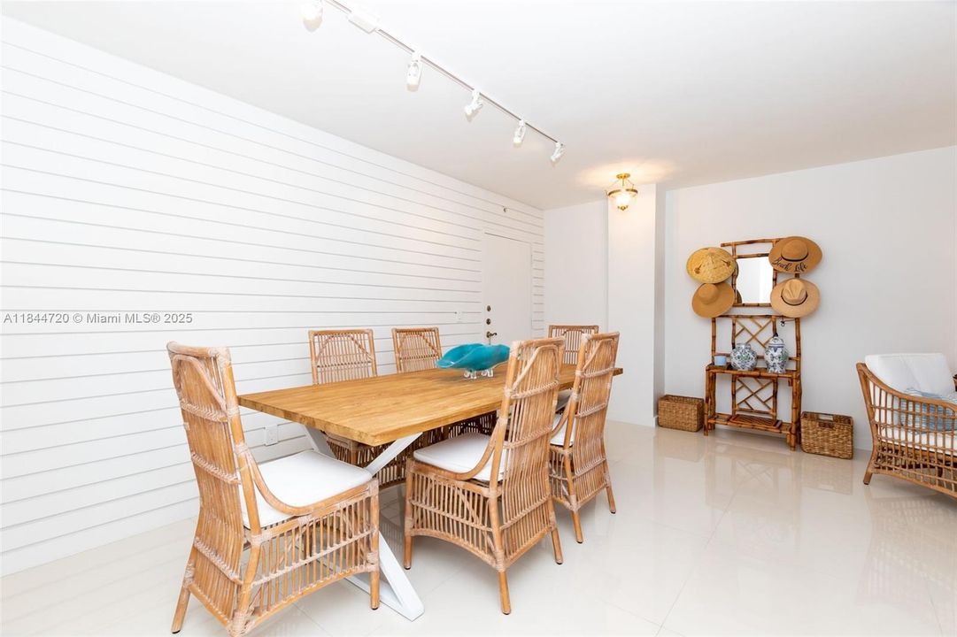 For Sale: $550,000 (1 beds, 1 baths, 744 Square Feet)