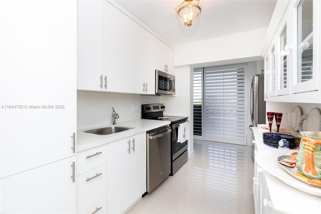 For Sale: $550,000 (1 beds, 1 baths, 744 Square Feet)