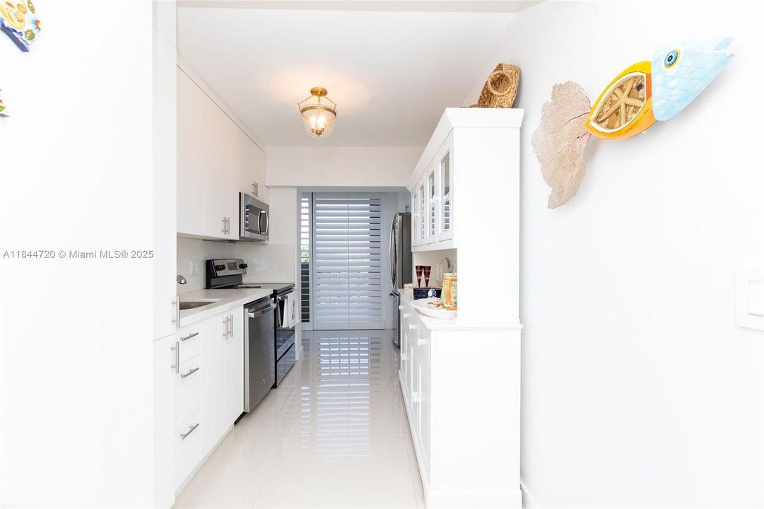 For Sale: $550,000 (1 beds, 1 baths, 744 Square Feet)