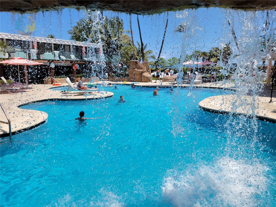 На продажу: $479,000 (2 спален, 2 ванн, 960 Квадратных фут)