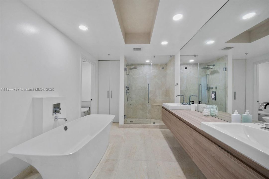 合同活跃: $8,500 (3 贝兹, 3 浴室, 2152 平方英尺)