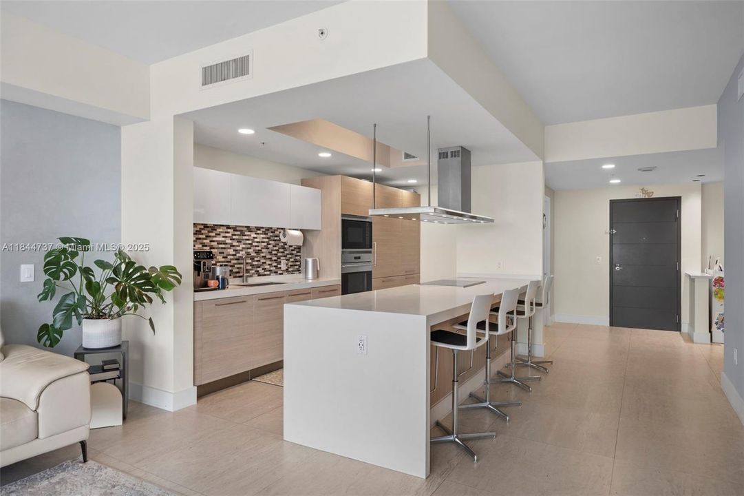 合同活跃: $8,500 (3 贝兹, 3 浴室, 2152 平方英尺)