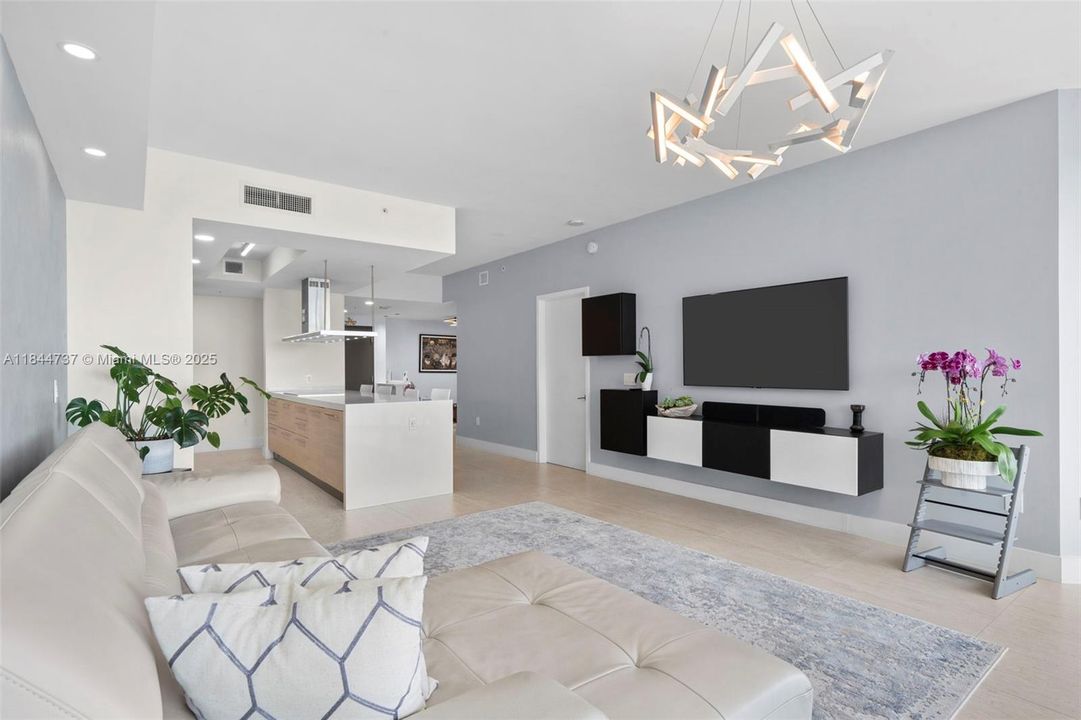 合同活跃: $8,500 (3 贝兹, 3 浴室, 2152 平方英尺)