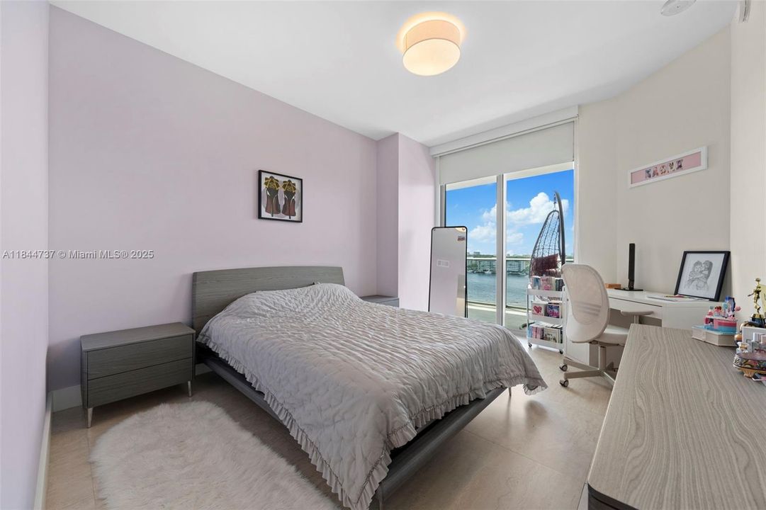 合同活跃: $8,500 (3 贝兹, 3 浴室, 2152 平方英尺)