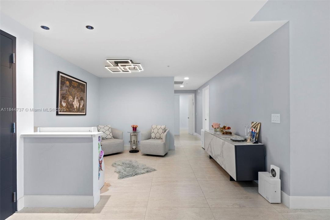 合同活跃: $8,500 (3 贝兹, 3 浴室, 2152 平方英尺)