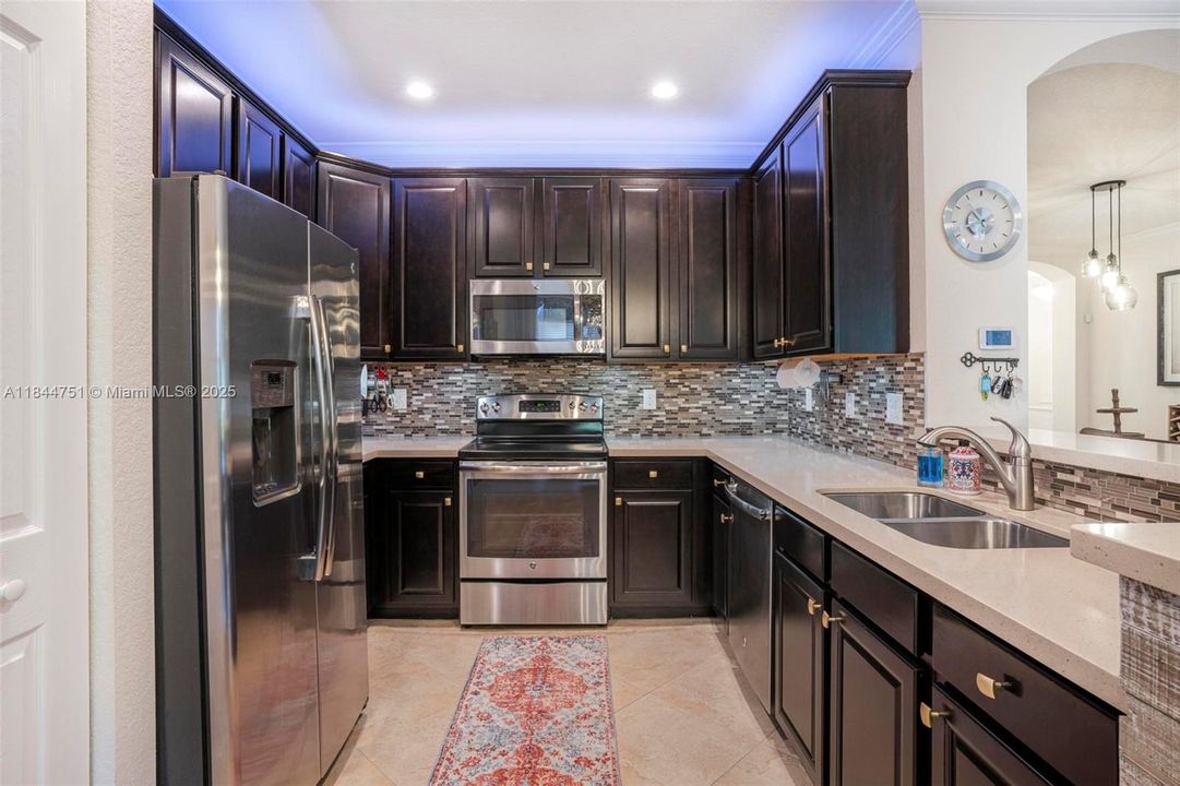 Activo con contrato: $4,000 (4 camas, 3 baños, 2085 Pies cuadrados)