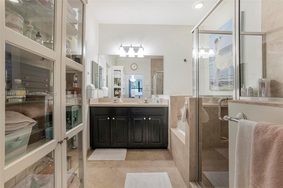 Activo con contrato: $4,000 (4 camas, 3 baños, 2085 Pies cuadrados)