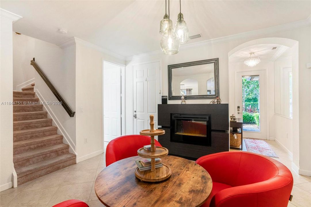 Activo con contrato: $4,000 (4 camas, 3 baños, 2085 Pies cuadrados)