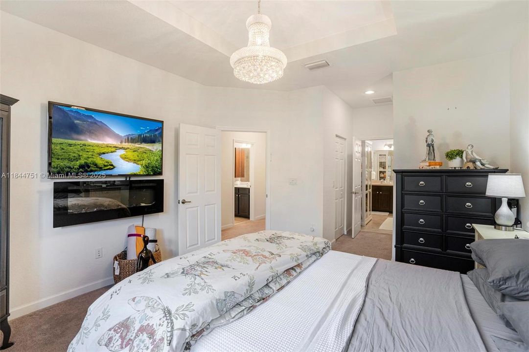 Activo con contrato: $4,000 (4 camas, 3 baños, 2085 Pies cuadrados)