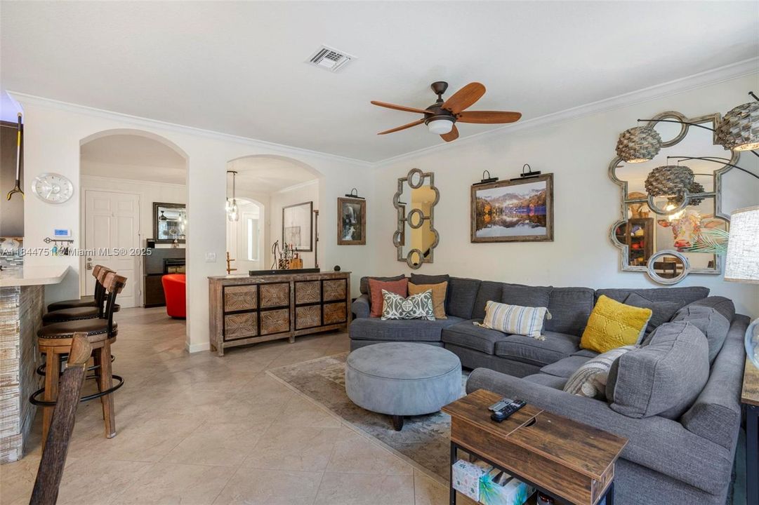 Activo con contrato: $4,000 (4 camas, 3 baños, 2085 Pies cuadrados)