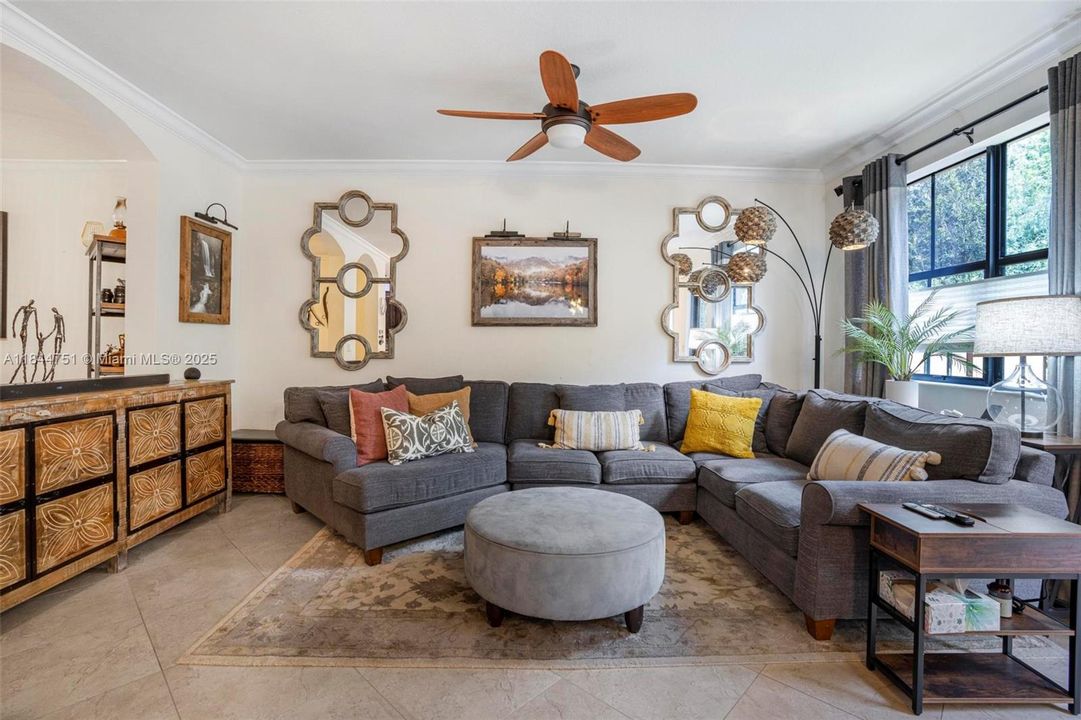 Activo con contrato: $4,000 (4 camas, 3 baños, 2085 Pies cuadrados)