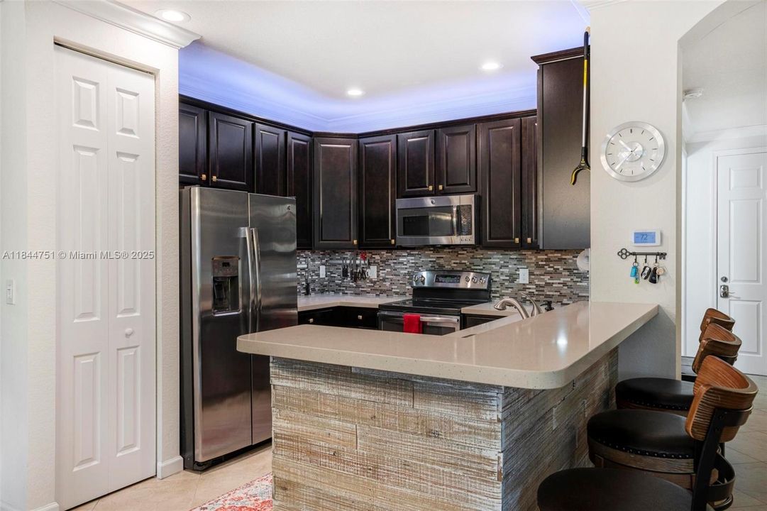 Activo con contrato: $4,000 (4 camas, 3 baños, 2085 Pies cuadrados)