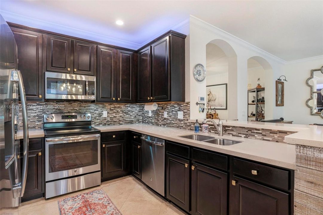 Activo con contrato: $4,000 (4 camas, 3 baños, 2085 Pies cuadrados)