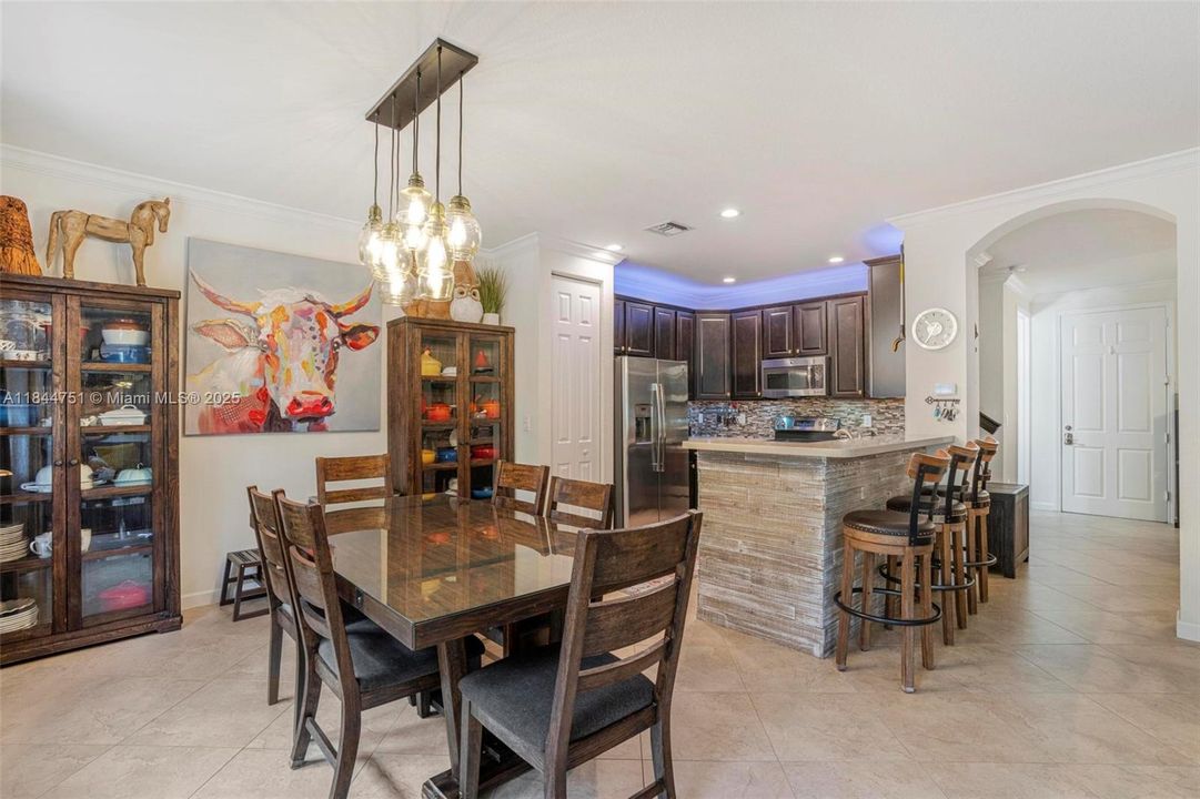 Activo con contrato: $4,000 (4 camas, 3 baños, 2085 Pies cuadrados)