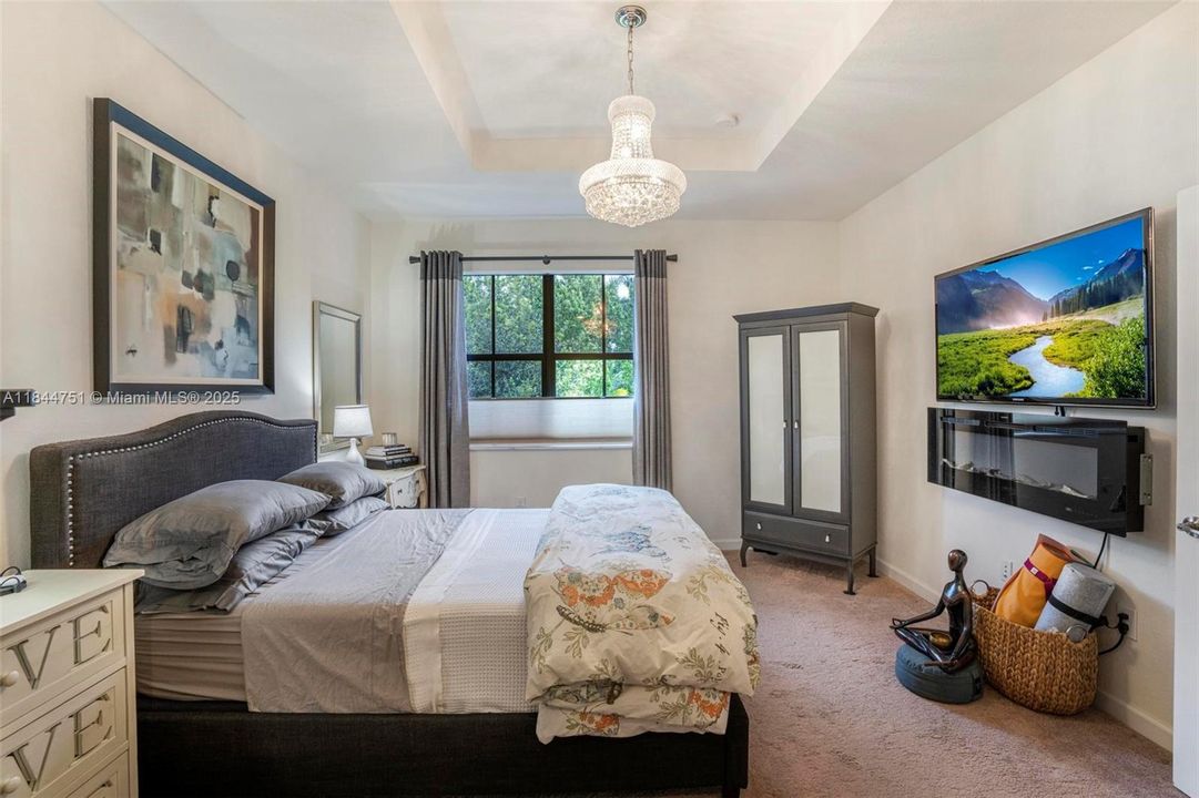 Activo con contrato: $4,000 (4 camas, 3 baños, 2085 Pies cuadrados)