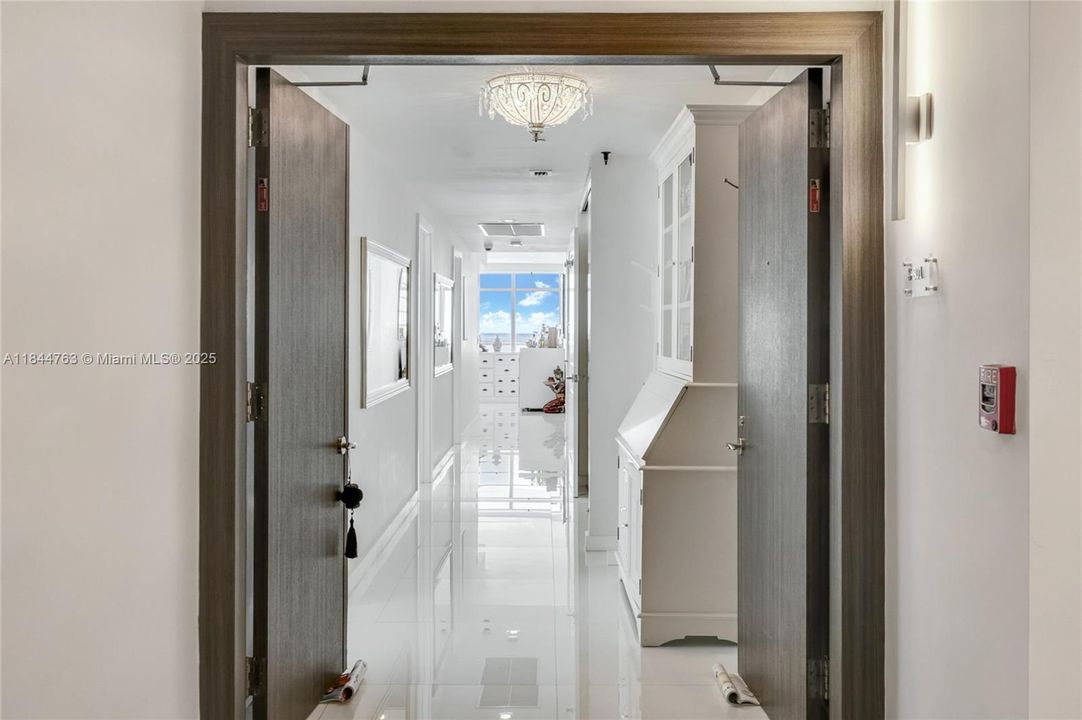 For Sale: $3,995,000 (3 beds, 2 baths, 1837 Square Feet)