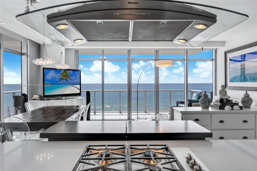 For Sale: $3,995,000 (3 beds, 2 baths, 1837 Square Feet)