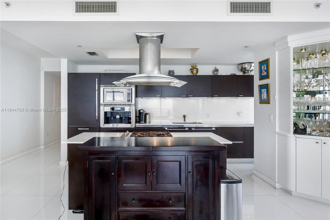 For Sale: $3,995,000 (3 beds, 2 baths, 1837 Square Feet)