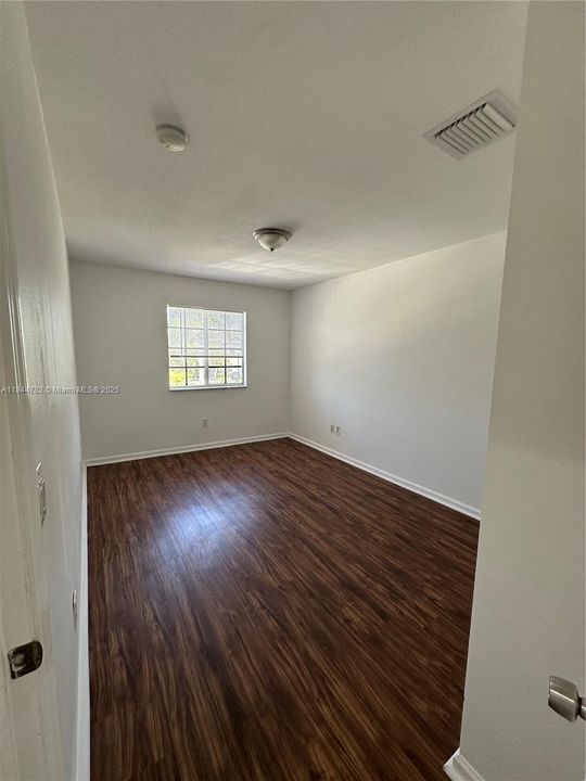 Vendido Recientemente: $304,999 (3 camas, 2 baños, 1627 Pies cuadrados)