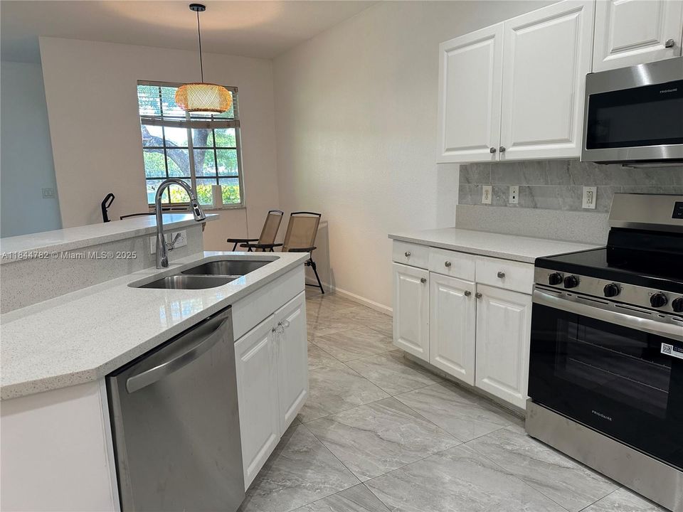 Vendido Recientemente: $304,999 (3 camas, 2 baños, 1627 Pies cuadrados)