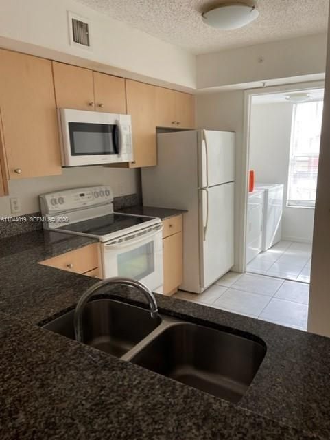 На продажу: $299,900 (2 спален, 2 ванн, 1080 Квадратных фут)