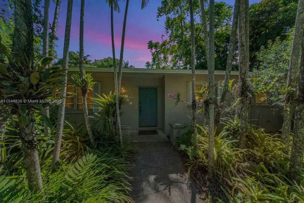 最近售出: $1,180,000 (5 贝兹, 3 浴室, 2973 平方英尺)