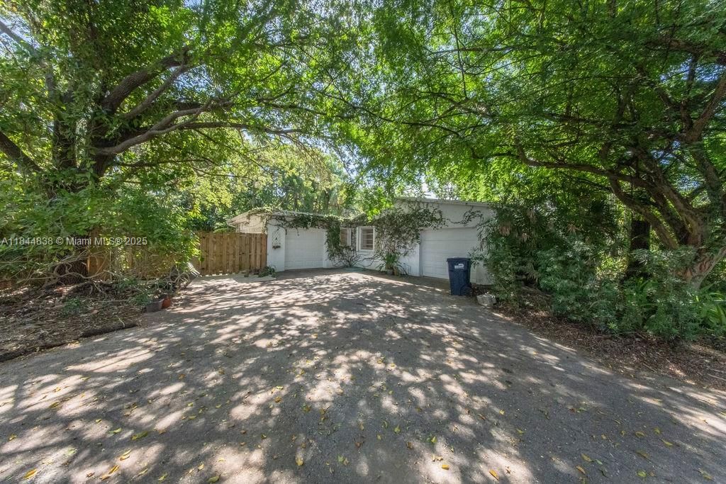 最近售出: $1,180,000 (5 贝兹, 3 浴室, 2973 平方英尺)