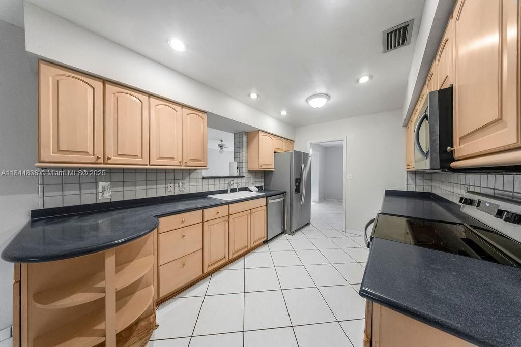 最近售出: $1,180,000 (5 贝兹, 3 浴室, 2973 平方英尺)