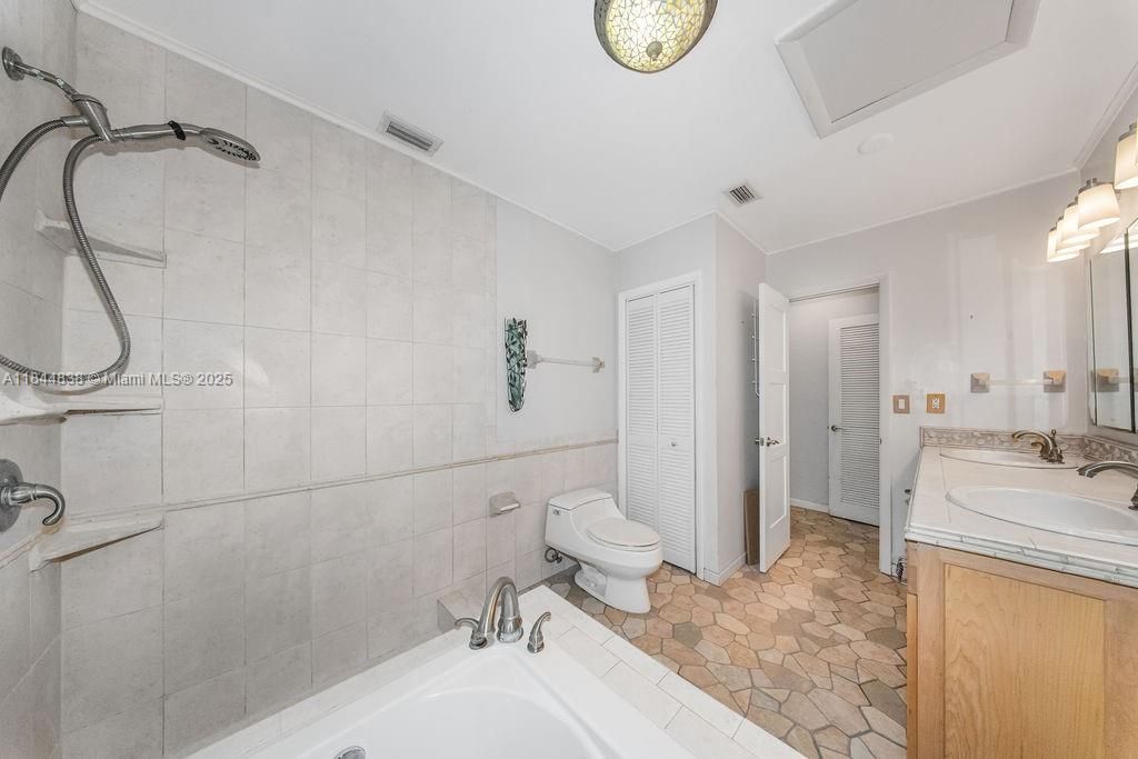 最近售出: $1,180,000 (5 贝兹, 3 浴室, 2973 平方英尺)