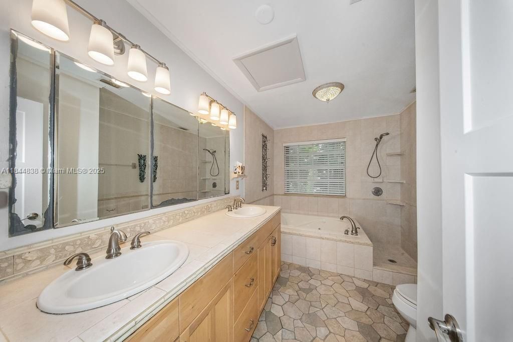 最近售出: $1,180,000 (5 贝兹, 3 浴室, 2973 平方英尺)