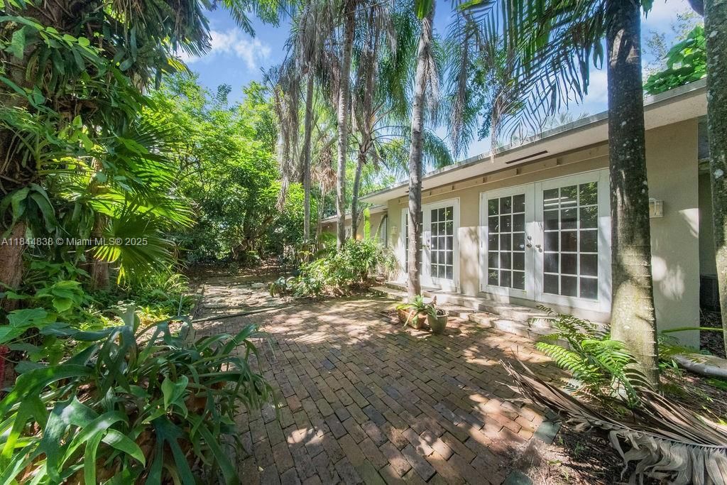 最近售出: $1,180,000 (5 贝兹, 3 浴室, 2973 平方英尺)