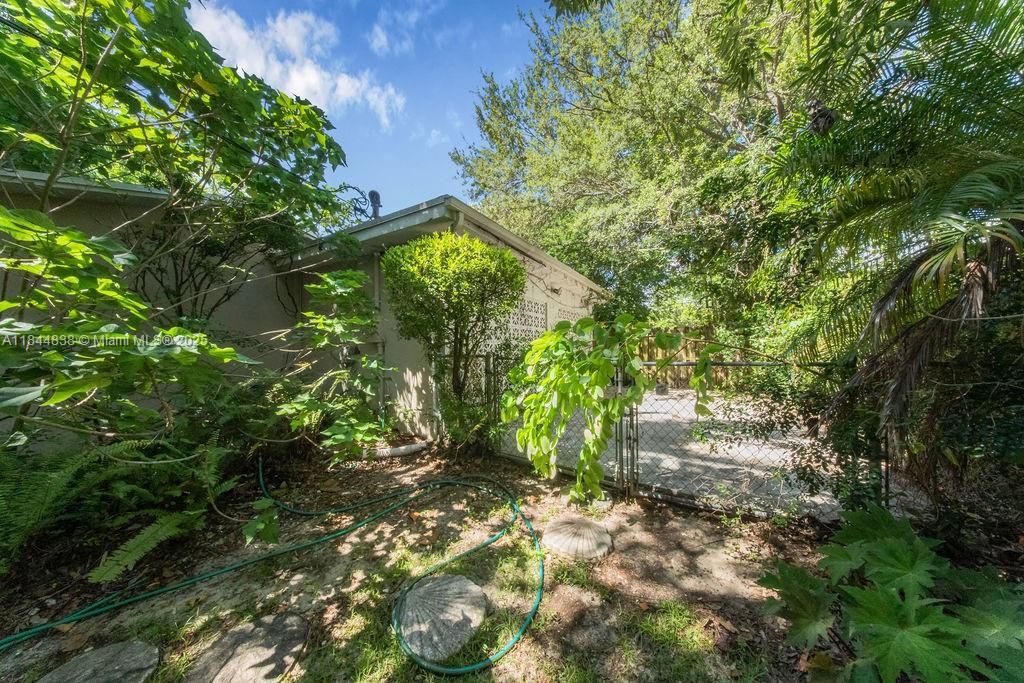 最近售出: $1,180,000 (5 贝兹, 3 浴室, 2973 平方英尺)