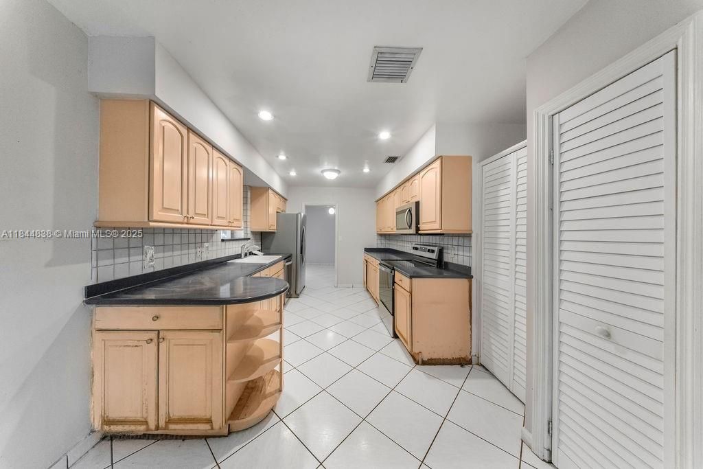 最近售出: $1,180,000 (5 贝兹, 3 浴室, 2973 平方英尺)