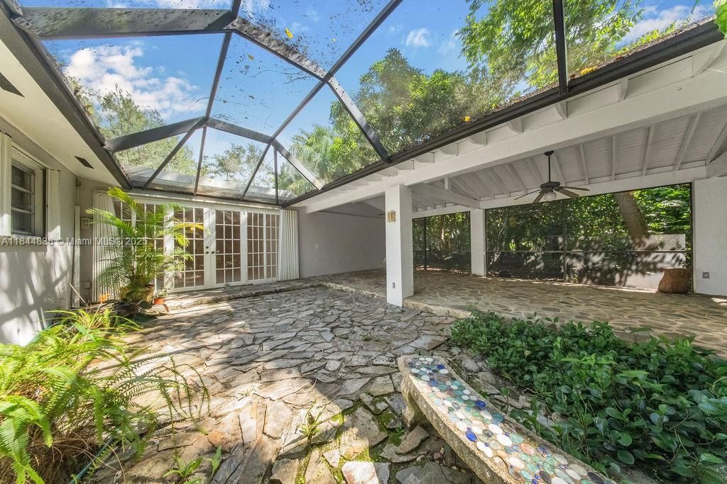 最近售出: $1,180,000 (5 贝兹, 3 浴室, 2973 平方英尺)