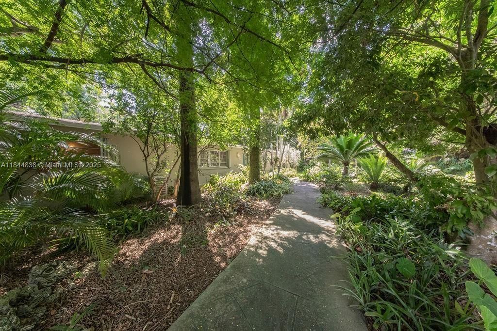 最近售出: $1,180,000 (5 贝兹, 3 浴室, 2973 平方英尺)