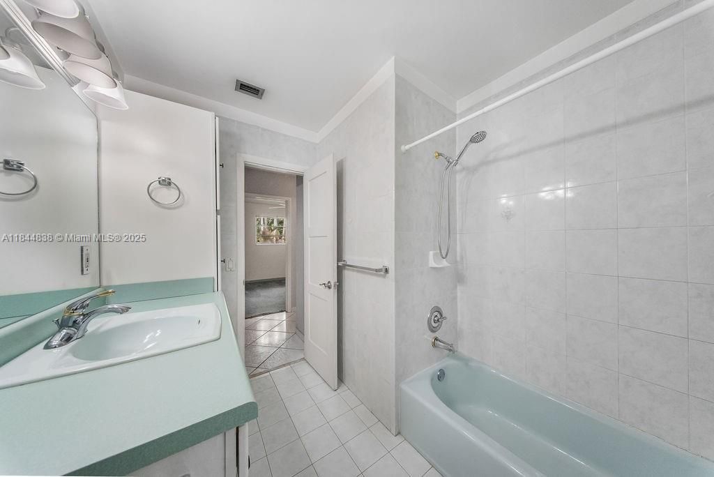 最近售出: $1,180,000 (5 贝兹, 3 浴室, 2973 平方英尺)