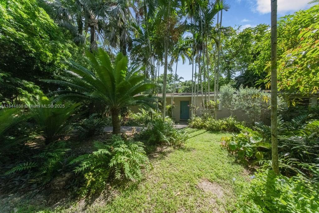 最近售出: $1,180,000 (5 贝兹, 3 浴室, 2973 平方英尺)