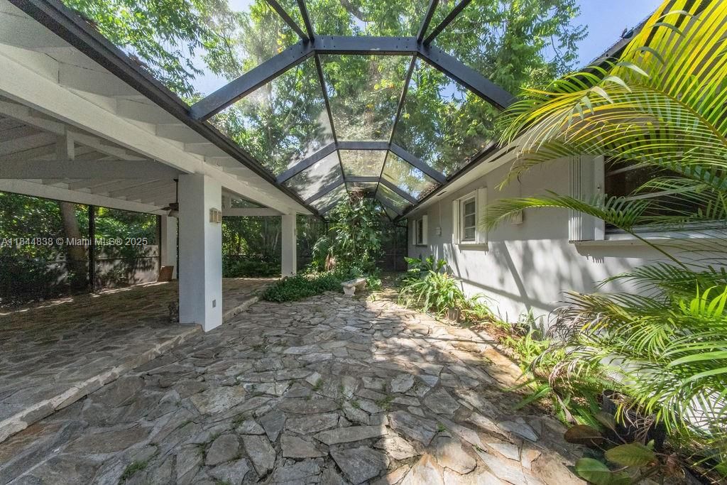 最近售出: $1,180,000 (5 贝兹, 3 浴室, 2973 平方英尺)