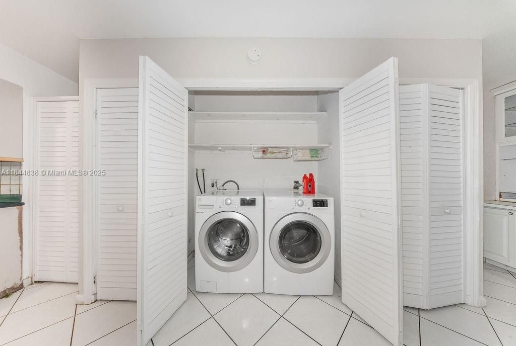 最近售出: $1,180,000 (5 贝兹, 3 浴室, 2973 平方英尺)