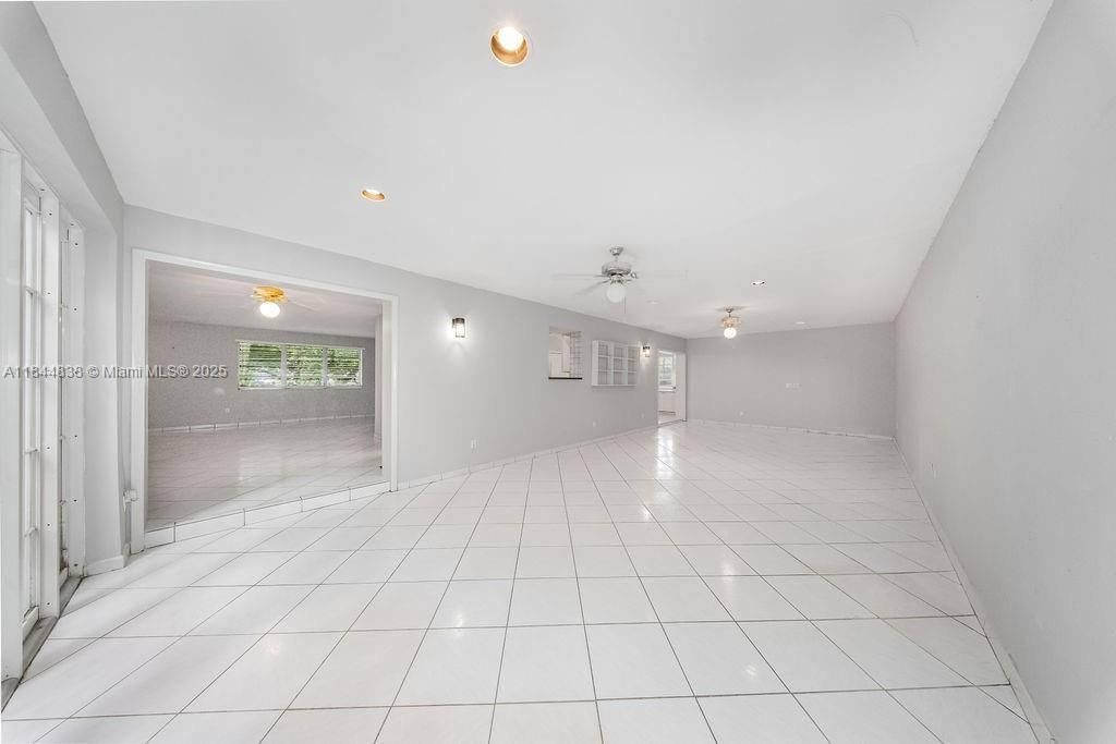 最近售出: $1,180,000 (5 贝兹, 3 浴室, 2973 平方英尺)