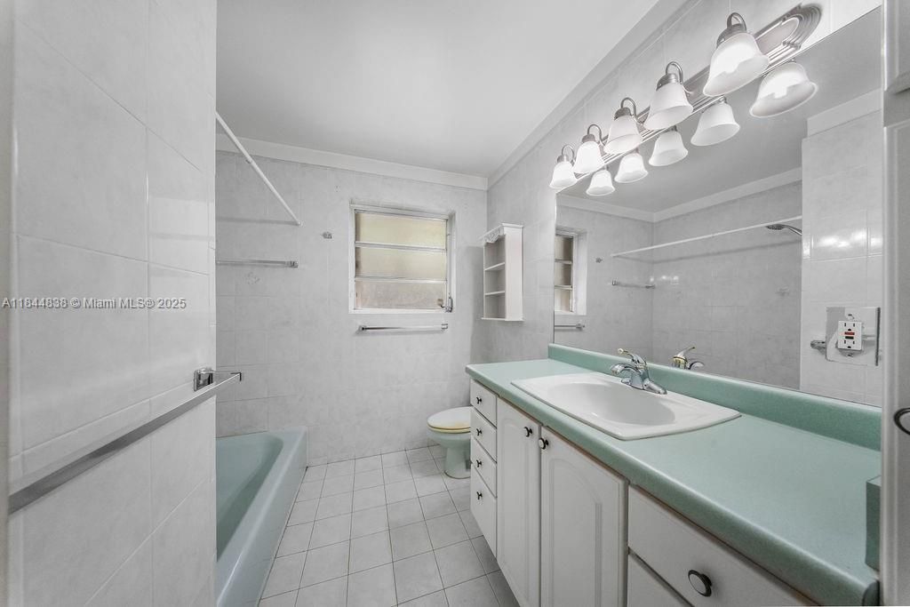 最近售出: $1,180,000 (5 贝兹, 3 浴室, 2973 平方英尺)