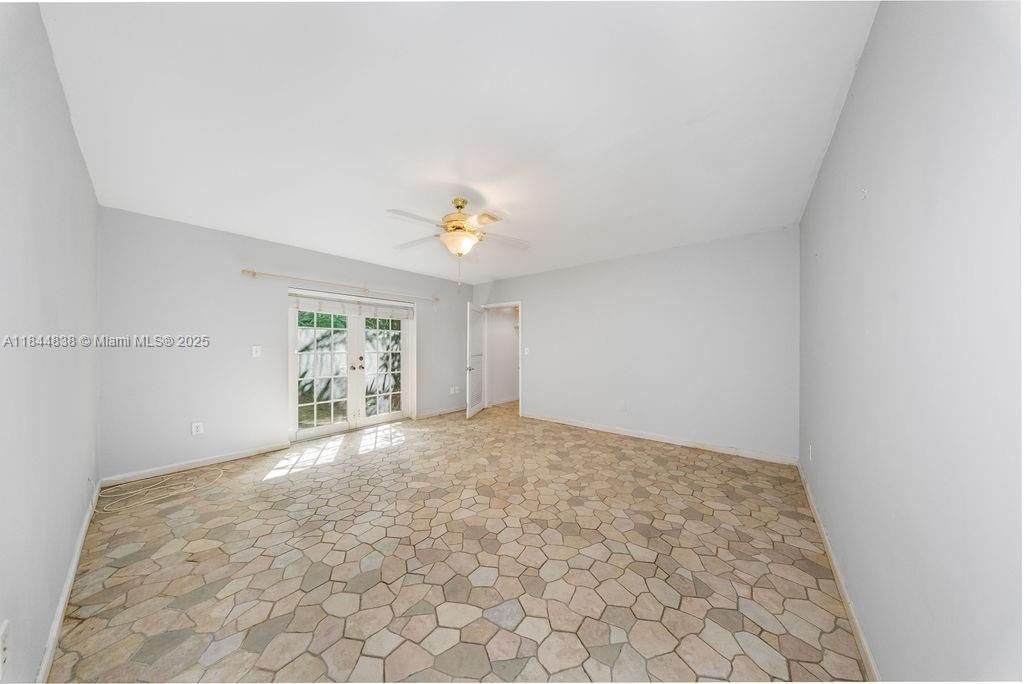 最近售出: $1,180,000 (5 贝兹, 3 浴室, 2973 平方英尺)