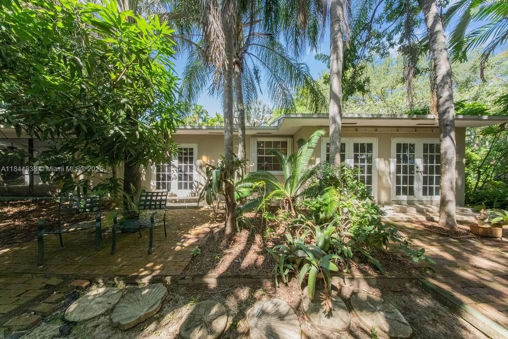 最近售出: $1,180,000 (5 贝兹, 3 浴室, 2973 平方英尺)