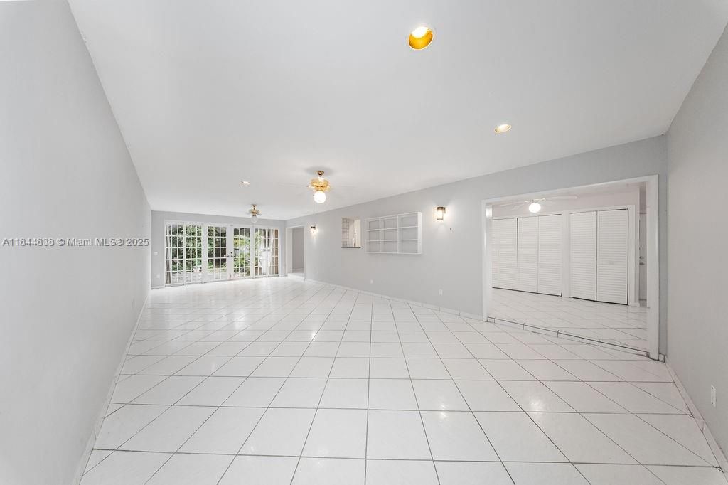 最近售出: $1,180,000 (5 贝兹, 3 浴室, 2973 平方英尺)