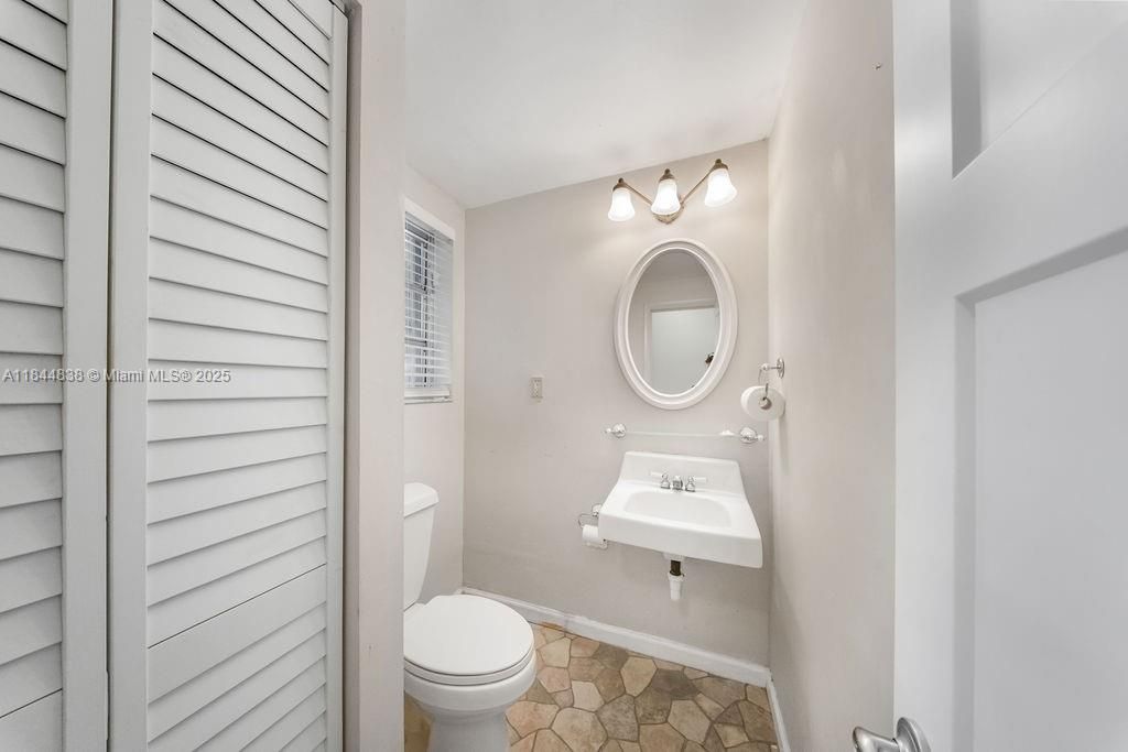 最近售出: $1,180,000 (5 贝兹, 3 浴室, 2973 平方英尺)