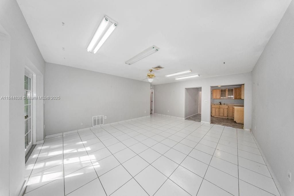 最近售出: $1,180,000 (5 贝兹, 3 浴室, 2973 平方英尺)