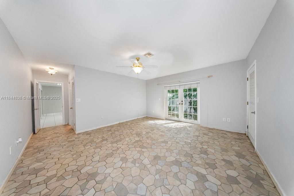 最近售出: $1,180,000 (5 贝兹, 3 浴室, 2973 平方英尺)